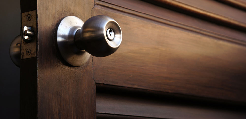 Door-Handles-Vs-Door-Knobs.jpg